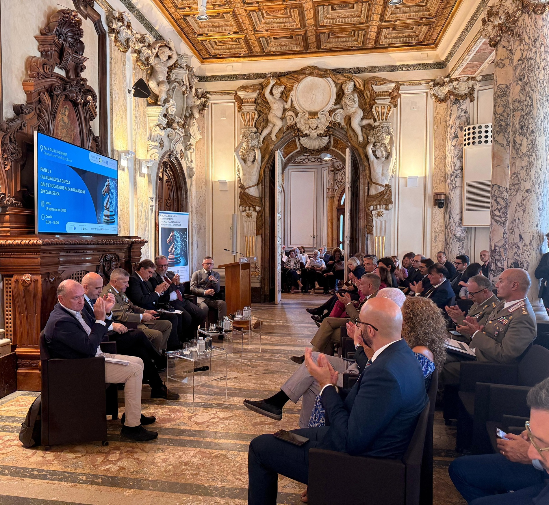 Panel e pubblico nella Sala delle Colonne